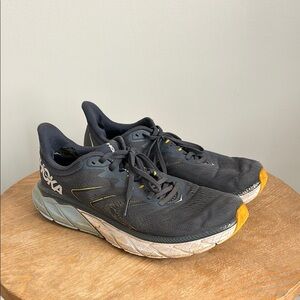 HOKA Arahi 5 Sneakers